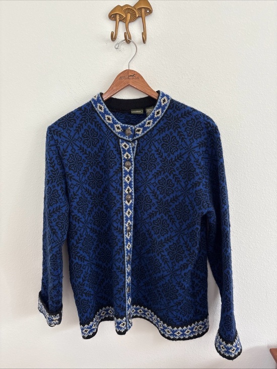 L.L. Bean Sweaters - Vintage L.L.Bean Merino Wool Nordic Fair Isle sweater silver buttons size Medium
